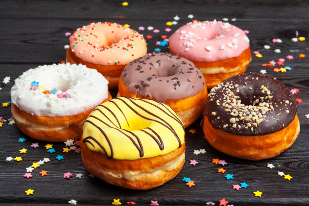 colorful donuts decorated with confetti sprinkles dark wooden background 127657 5984 - 15 Maneiras futuras de ganhar dinheiro online (o melhor para 2021)